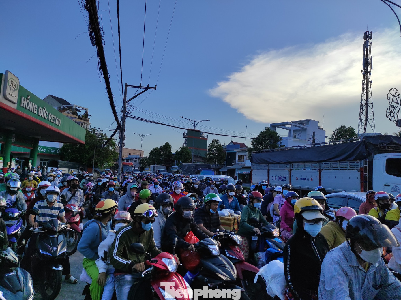 Ở phía bờ Tiền Giang, đường Nguyễn Thị Thập (quốc lộ 60 cũ) đông đúc phương tiện ở điểm giao với đường Ấp Bắc. Ở phía bờ Tiền Giang, đường Nguyễn Thị Thập (quốc lộ 60 cũ) đông đúc phương tiện ở điểm giao với đường Ấp Bắc.