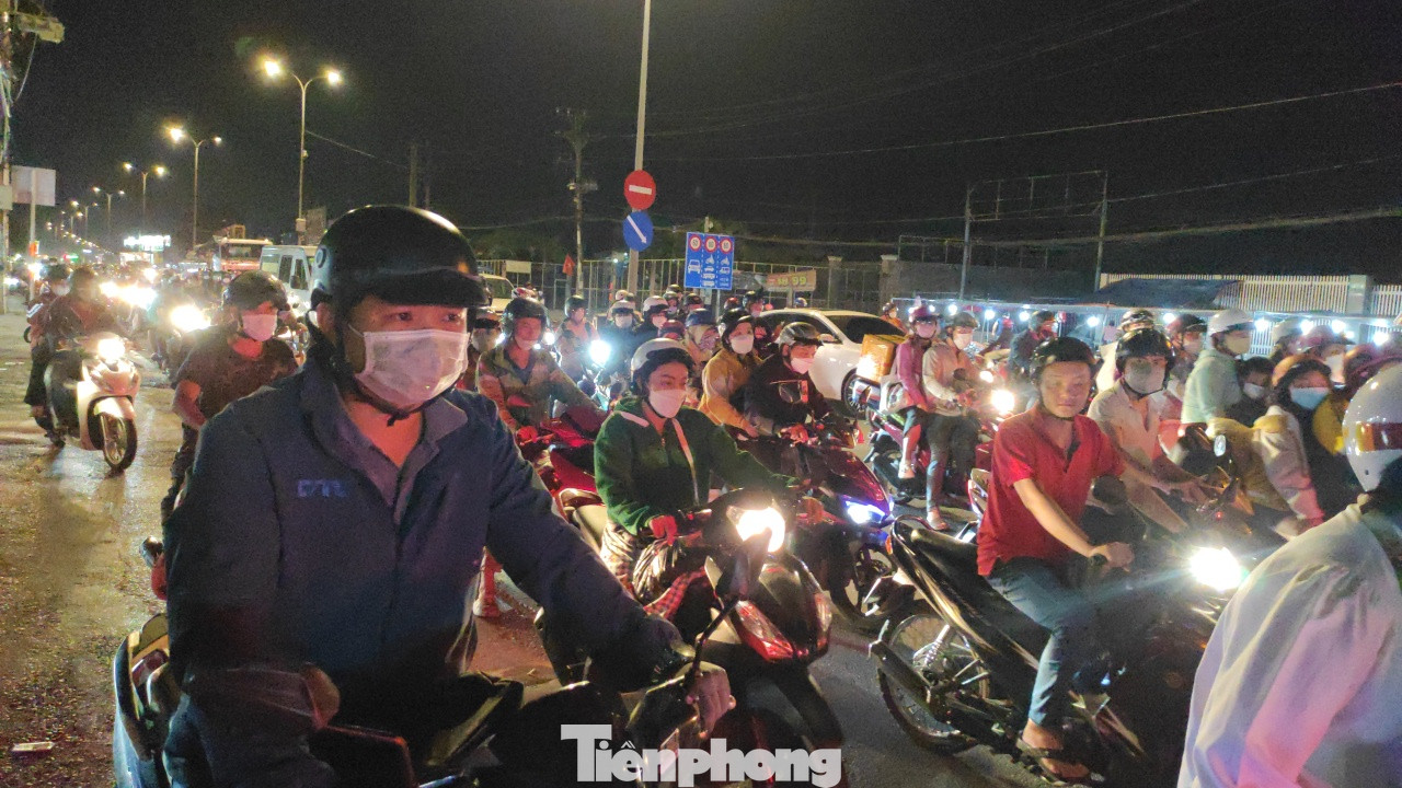 Đến khoảng 19h30 cùng ngày, tại quốc lộ 1, cửa ngõ phía tây TPHCM (thuộc địa bàn huyện Bình Chánh) dòng người và phương tiện đông đúc. Đến khoảng 19h30 cùng ngày, tại quốc lộ 1, cửa ngõ phía tây TPHCM (thuộc địa bàn huyện Bình Chánh) dòng người và phương tiện đông đúc.
