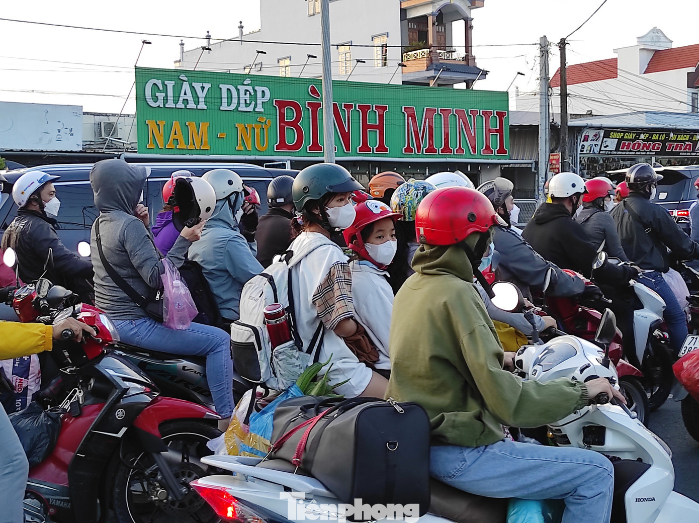 Đến hơn 17h30, khu vực dưới chân cầu Rạch Miễu (phía bờ Tiền Giang) tấp nập phương tiện di chuyển về hướng TPHCM. Đến hơn 17h30, khu vực dưới chân cầu Rạch Miễu (phía bờ Tiền Giang) tấp nập phương tiện di chuyển về hướng TPHCM.