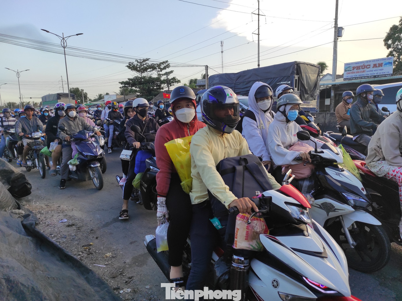 Người dân "mướt mồ hôi" trở lại TPHCM sau kỳ nghỉ. Người dân "mướt mồ hôi" trở lại TPHCM sau kỳ nghỉ.