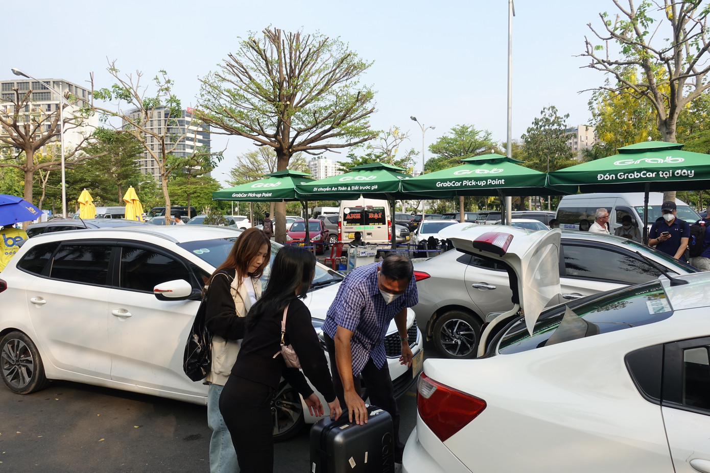 Hành khách đón taxi công nghệ rời sân bay Tân Sơn Nhất.