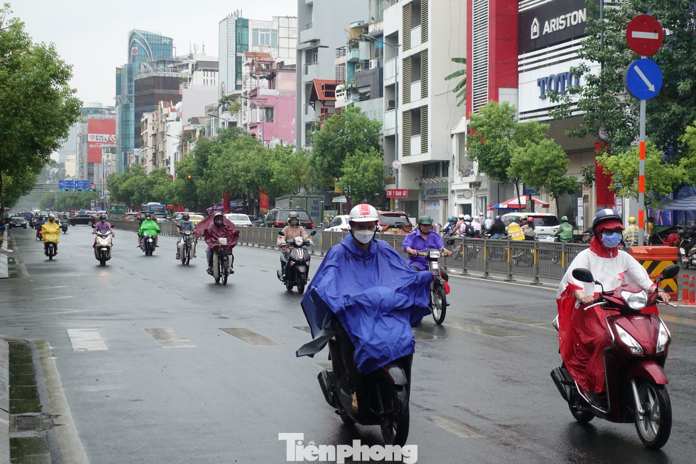 Theo ghi nhận của PV, khoảng 11h ngày 8/5, nhiều khu vực tại TPHCM như quận 1, quận 3, quận 8… xuất hiện mưa trên diện rộng. Hình ảnh ghi nhận tại đường Nam Kỳ Khởi Nghĩa (quận 3)