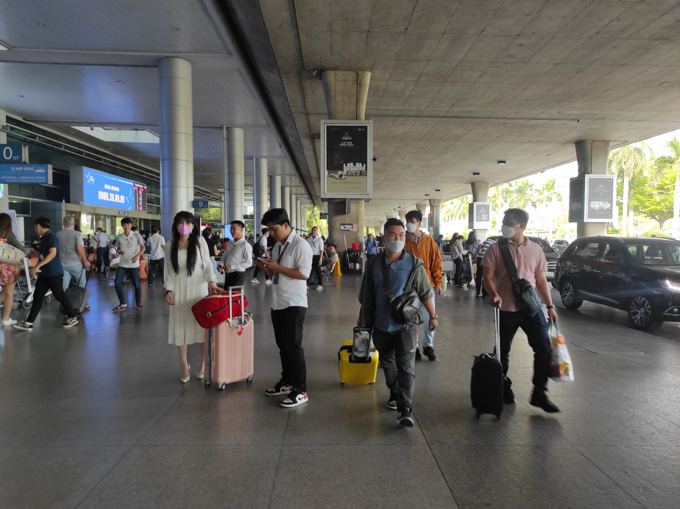 Còn tại khu vực sân bay Tân Sơn Nhất, lượng hành khách tương đương với ngày đầu của kỳ nghỉ lễ.