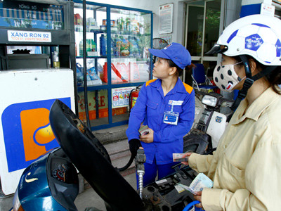 Đại diện DN xăng dầu cho rằng, nên bỏ quy định khống chế thù lao đại lý. ảnh: Như Ý