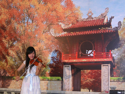 Nữ nghệ sĩ trẻ chơi violon bên Khuê Văn Các