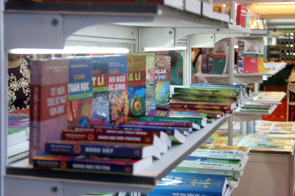 Sách trưng bày tại hội chợ phong phú về thể loại, đủ các lứa tuổi khác nhau
