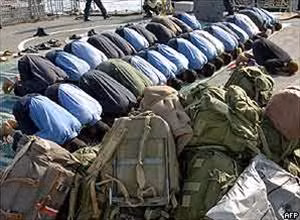 Người dân các nước bị thiên tai chờ đợi hàng cứu trợ ảnh 2