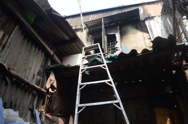 Chiếc thang được anh Dinh bắc lên đập cửa kính cứu em Linh