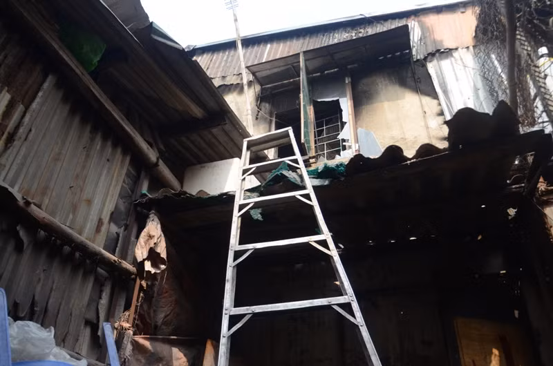 Chiếc thang được anh Dinh bắc lên đập cửa kính cứu em Linh