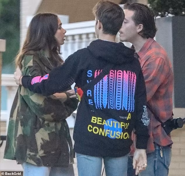 Brooklyn Beckham cãi nhau với bạn gái đến mức khóc, em trai phải hoà giải ảnh 2