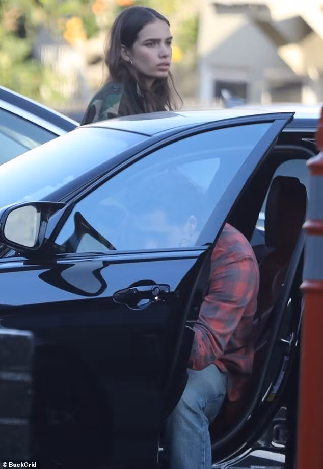 Brooklyn Beckham cãi nhau với bạn gái đến mức khóc, em trai phải hoà giải ảnh 7