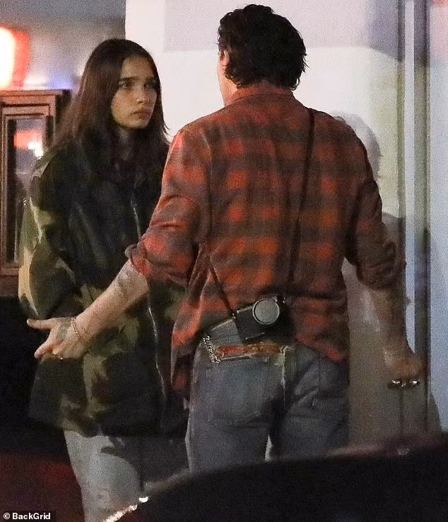 Brooklyn Beckham cãi nhau với bạn gái đến mức khóc, em trai phải hoà giải ảnh 8