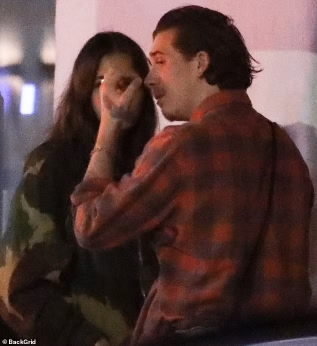 Brooklyn Beckham cãi nhau với bạn gái đến mức khóc, em trai phải hoà giải ảnh 12
