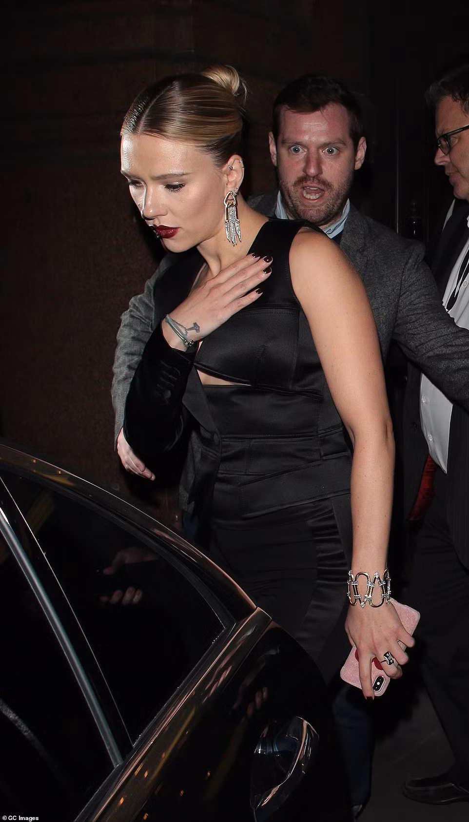 Scarlett Johansson ‘thả rông’ vòng một sau vụ bị paparazzi rượt đuổi ảnh 8