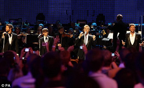 Đây là lần đầu tiên họ đứng chung sân khấu kể từ khi Robbie rời nhóm vào năm 1995 Đây là lần đầu tiên họ đứng chung sân khấu kể từ khi Robbie rời nhóm vào năm 1995