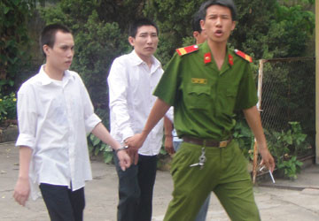 Tài xế Mạc Văn Tuấn và phụ xe Đặng Đại Dương (DN vận tải Vân Linh) bị bắt sau khi bán tám tấn hàng trong hai container