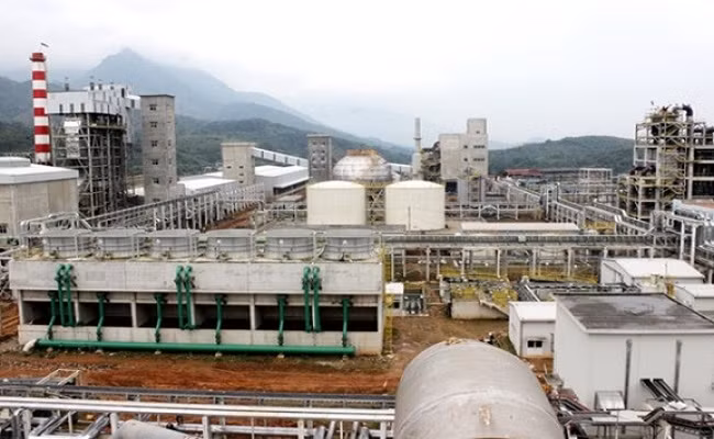 Vỡ đập hồ chứa, 45.000 m3 khối nước bùn thải tràn vào nhà dân ảnh 1