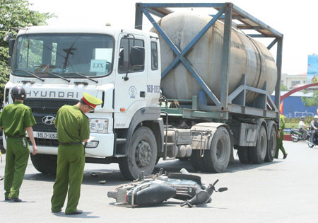 Hiện trường vụ tai nạn làm đôi nam nữ bị cuốn vào gầm xe ô tô.