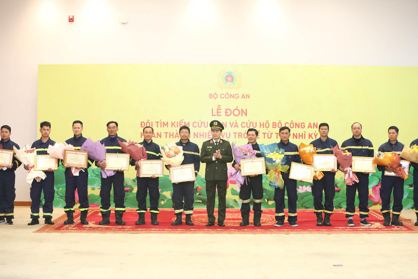 Trung tướng Lê Quốc Hùng trao Bằng khen của Bộ Công an cho 24 cán bộ, chiến sĩ đã hoàn thành xuất sắc nhiệm vụ. Trung tướng Lê Quốc Hùng trao Bằng khen của Bộ Công an cho 24 cán bộ, chiến sĩ đã hoàn thành xuất sắc nhiệm vụ.