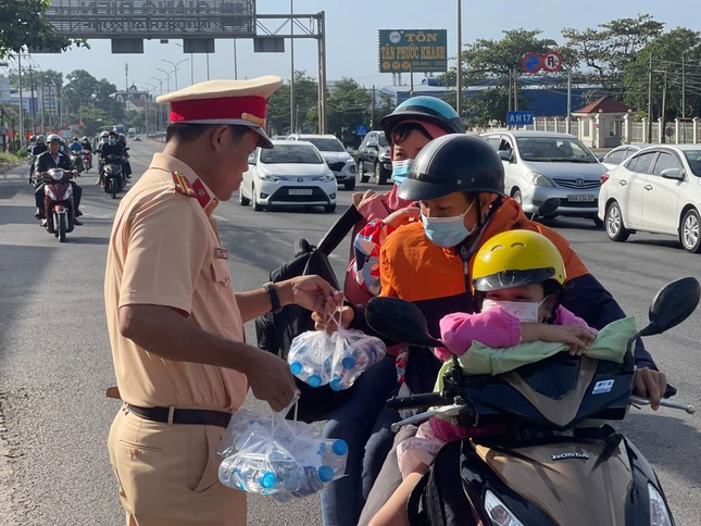 CSGT hỗ trợ người dân trên đường về quê ăn Tết Nguyên đán 2023. CSGT hỗ trợ người dân trên đường về quê ăn Tết Nguyên đán 2023.