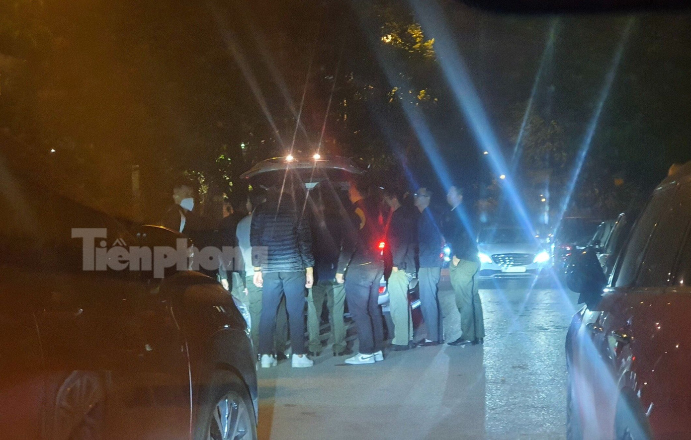 Lực lượng chức năng tỉnh Quảng Ninh phối hợp với Công an Hải Phòng khám xét nhà Thiếu tướng Đỗ Hữu Ca tại Đằng Lâm, quận Hải An, TP. Hải Phòng.