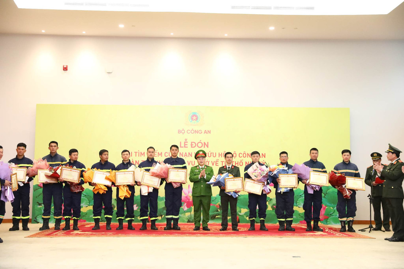 Thiếu tướng Nguyễn Văn Long - Thứ trưởng Bộ Công an tặng hoa, trao Bằng khen của Bộ Công an cho các cán bộ, chiến sĩ. Thiếu tướng Nguyễn Văn Long - Thứ trưởng Bộ Công an tặng hoa, trao Bằng khen của Bộ Công an cho các cán bộ, chiến sĩ.