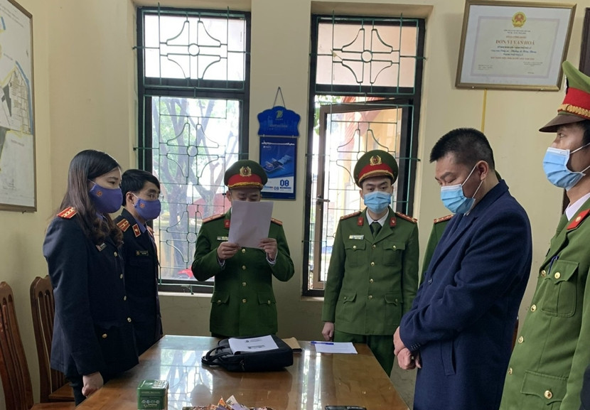 Cơ quan tố tụng tống đạt quyết định khởi tố, bắt tạm giam bị can Nguyễn Văn Diễn.