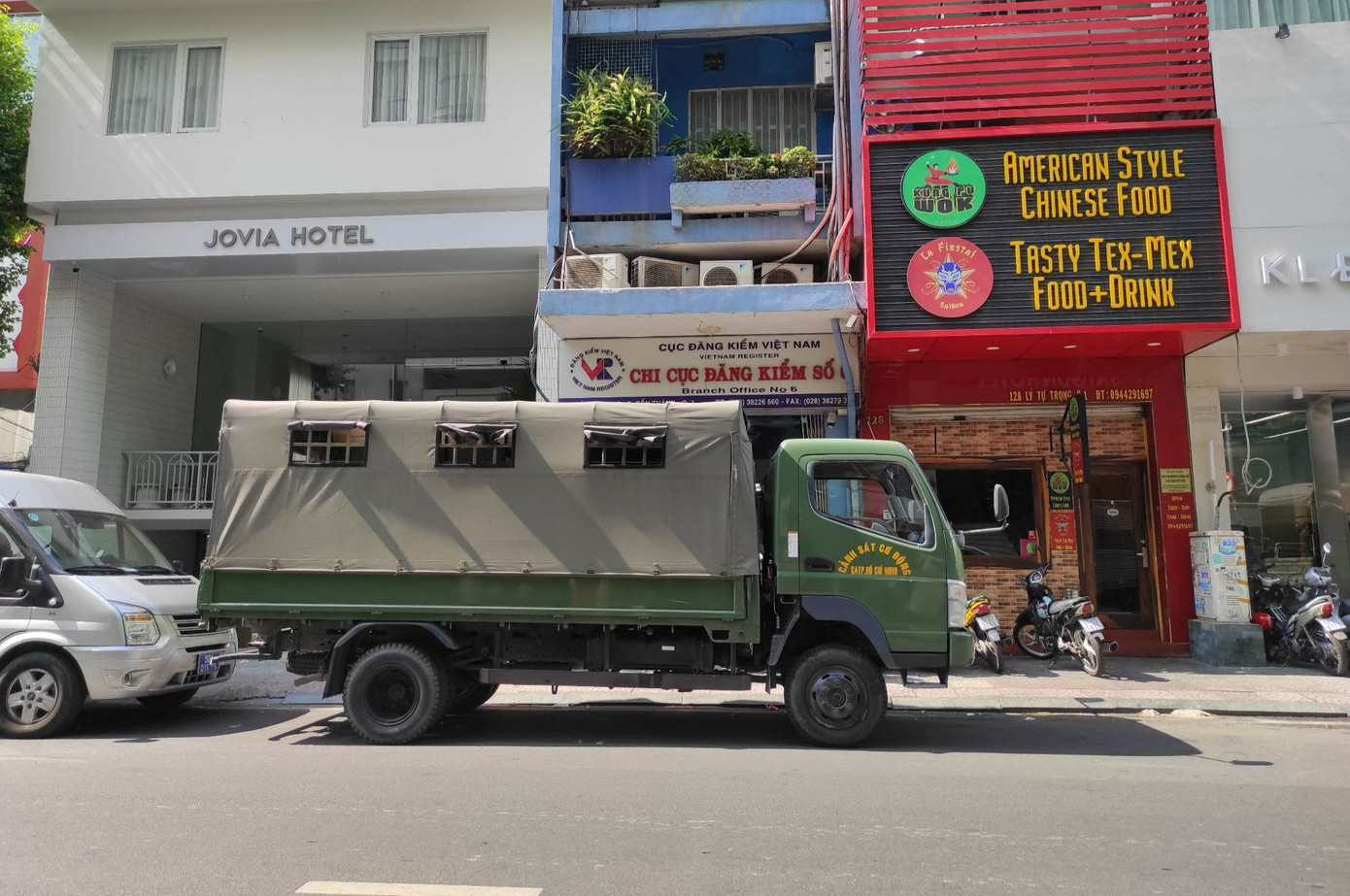 Xe đặc chủng xuất hiện trước cửa trụ sở Chi cục Đăng kiểm số 6. Xe đặc chủng xuất hiện trước cửa trụ sở Chi cục Đăng kiểm số 6.