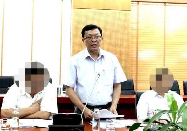 Ông Huỳnh Văn Tâm (đứng) Ông Huỳnh Văn Tâm (đứng)