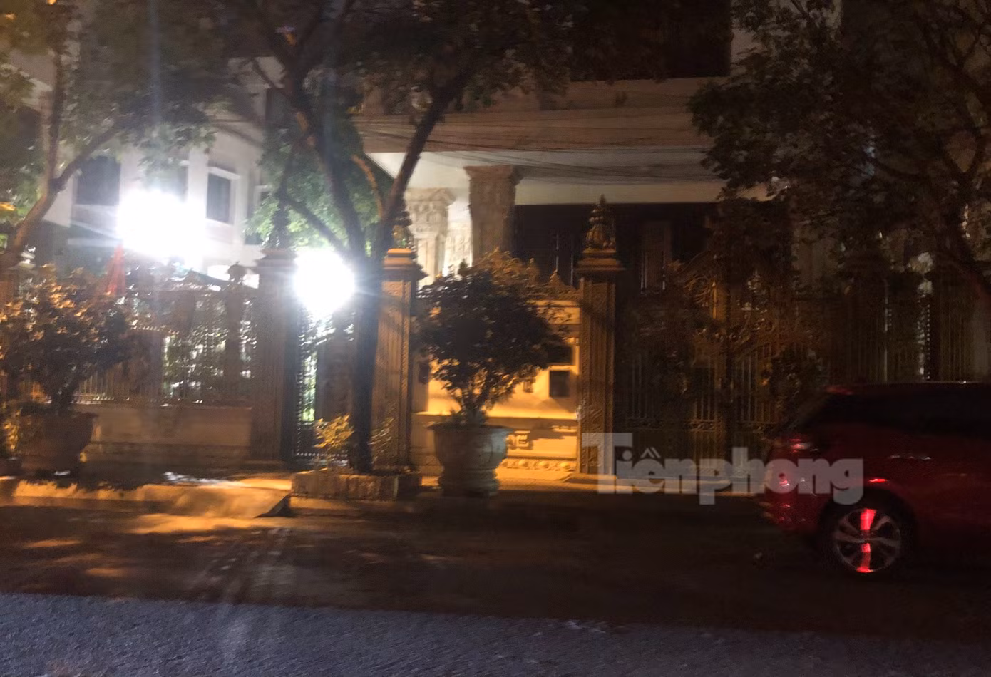 Biệt thự của Thiếu tướng Đỗ Hữu Ca tại phường Đằng Lâm, quận Hải An, TP Hải tối đêm 18/2.