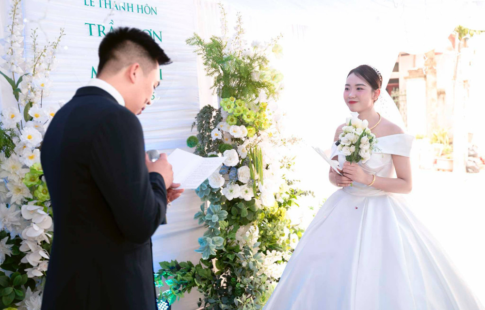 Cô dâu - chú rể bày tỏ lòng mình trong đám cưới. Cô dâu - chú rể bày tỏ lòng mình trong đám cưới.