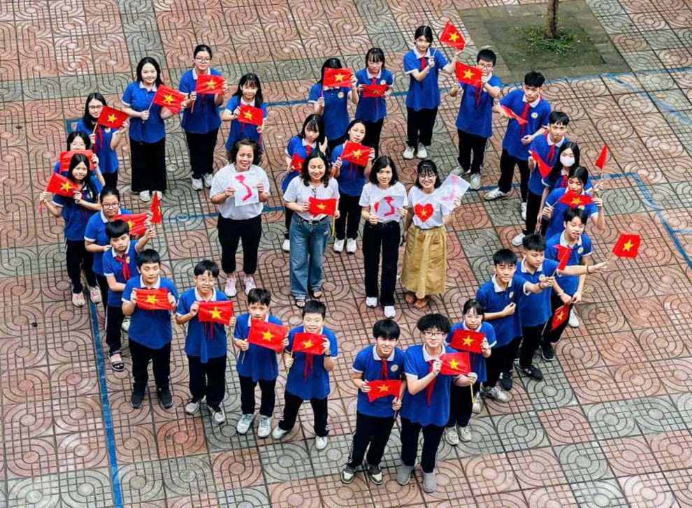 Cô và trò trường THCS Tô Vĩnh Diện (quận Đống Đa, Hà Nội) xếp hình trái tim, lan tỏa niềm tự hào dân tộc.