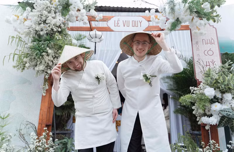 Hai chàng rể hân hoan đi đón vợ.