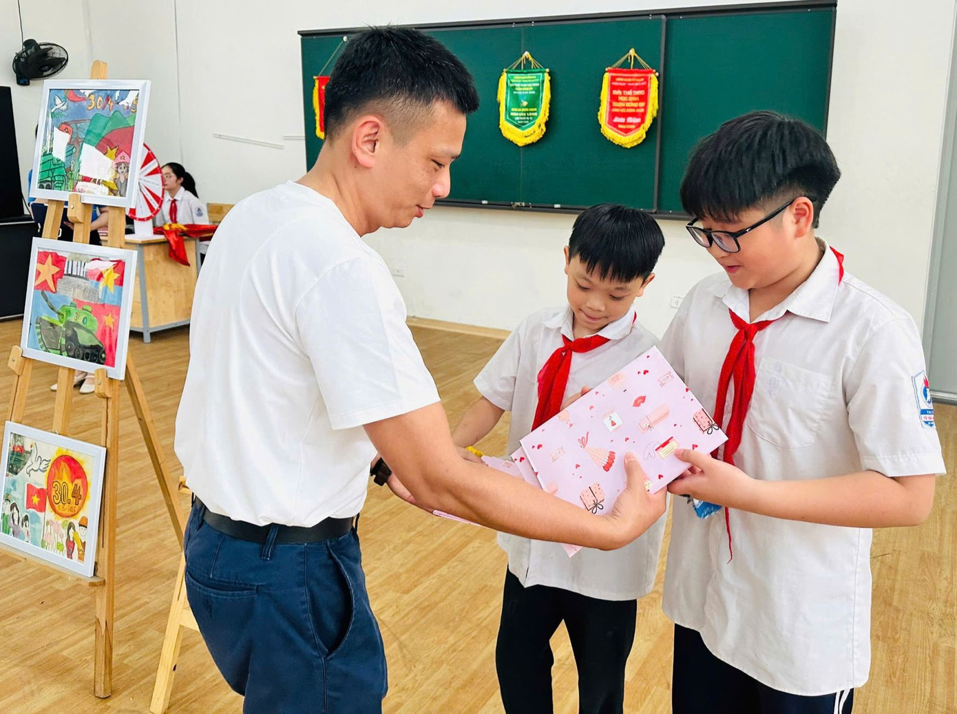 Hòa chung cùng không khí rộn ràng kỷ niệm 50 năm ngày Giải phóng miền Nam, thống nhất đất nước (30/4/1975 - 30/4/2025), trường THCS Tô Vĩnh Diện (quận Đống Đa, Hà Nội) đã tổ chức những hoạt động ý nghĩa, kỷ niệm mốc son lịch sử hào hùng của dân tộc. Qua đó, thầy trò nhà trường cùng bày tỏ lòng biết ơn tới các thế hệ cha ông đi trước, từ đó thêm động lực để cố gắng học tập, rèn luyện.