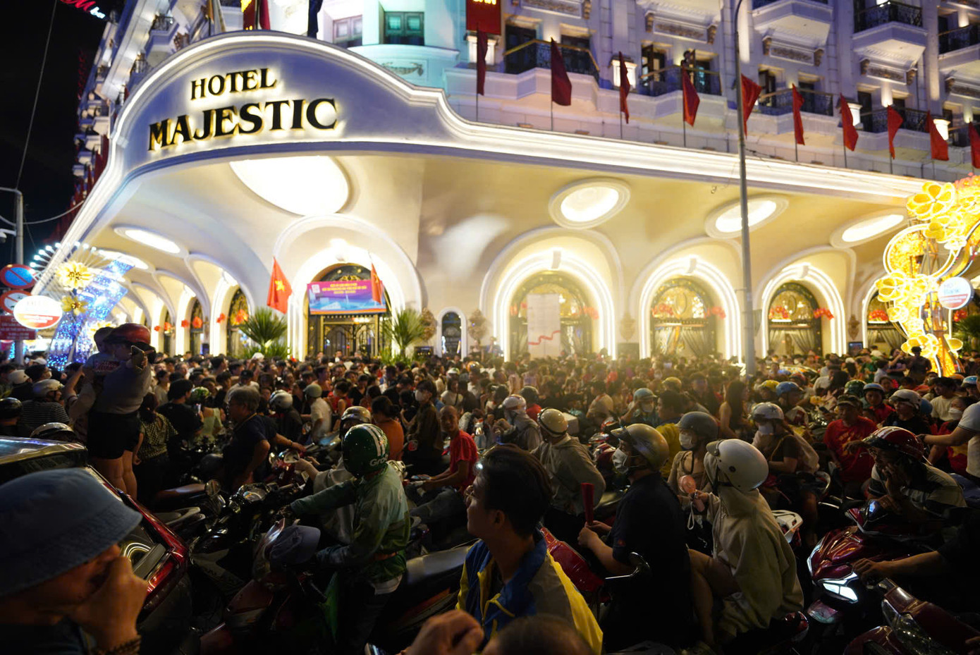 Nức lòng 'đại tiệc' pháo hoa mừng 50 năm thống nhất đất nước ảnh 16