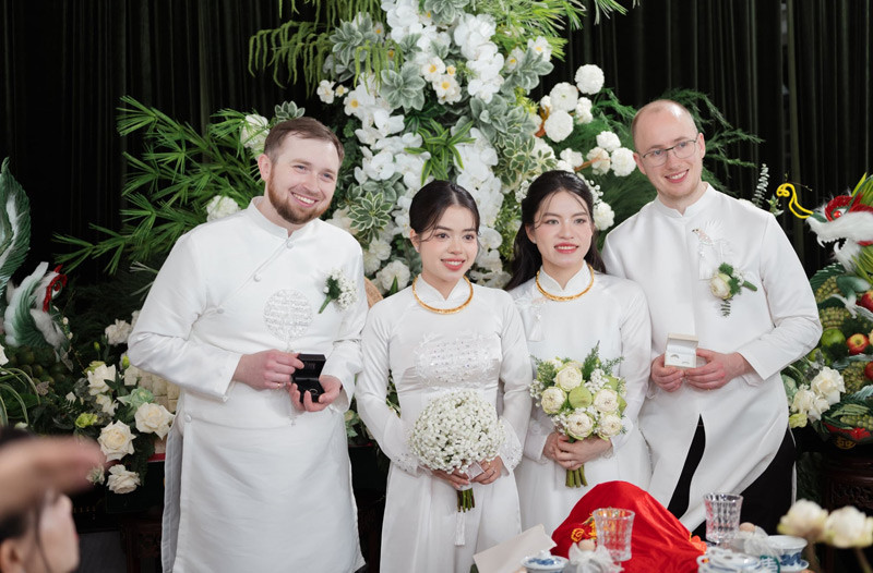 Vợ chồng Huỳnh Thảo (bên trái) và vợ chồng Huỳnh Hiền trong ngày cưới. Vợ chồng Huỳnh Thảo (bên trái) và vợ chồng Huỳnh Hiền trong ngày cưới.