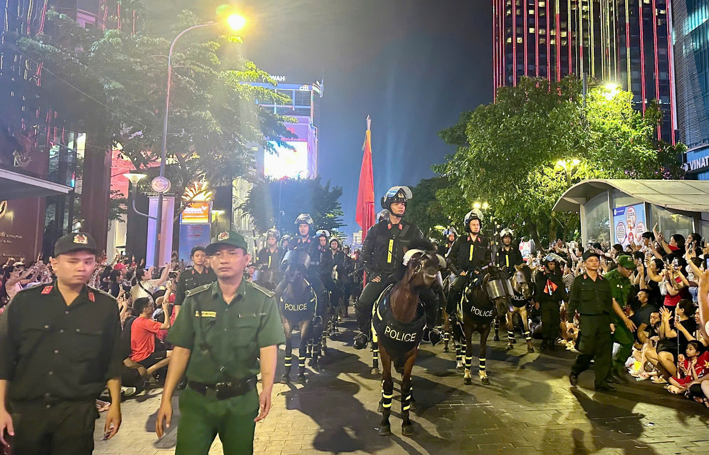 Người dân dõi theo đoàn kỵ binh diễu hành. Ảnh: Trọng Tài