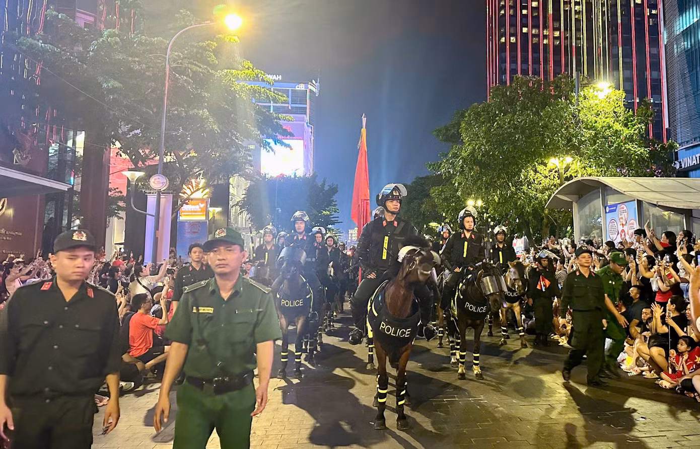 Người dân dõi theo đoàn kỵ binh diễu hành. Ảnh: Trọng Tài