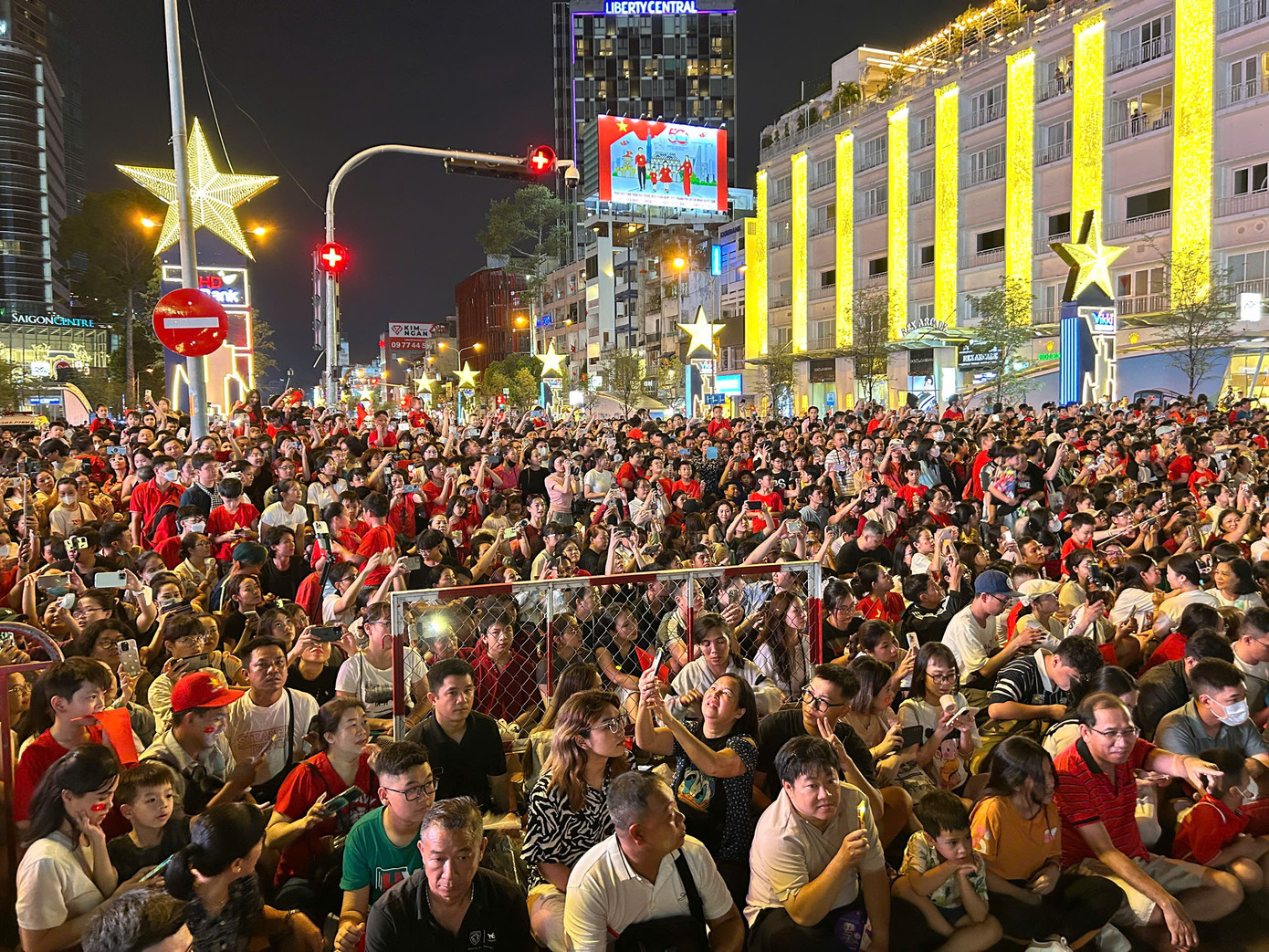 Nức lòng 'đại tiệc' pháo hoa mừng 50 năm thống nhất đất nước ảnh 11