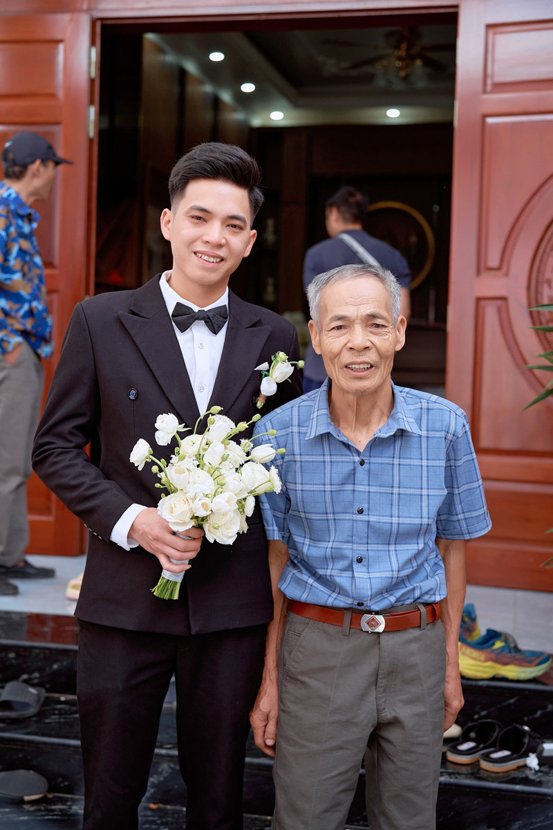 Tiến bên người bố 74 tuổi trong ngày vui. Tiến bên người bố 74 tuổi trong ngày vui.