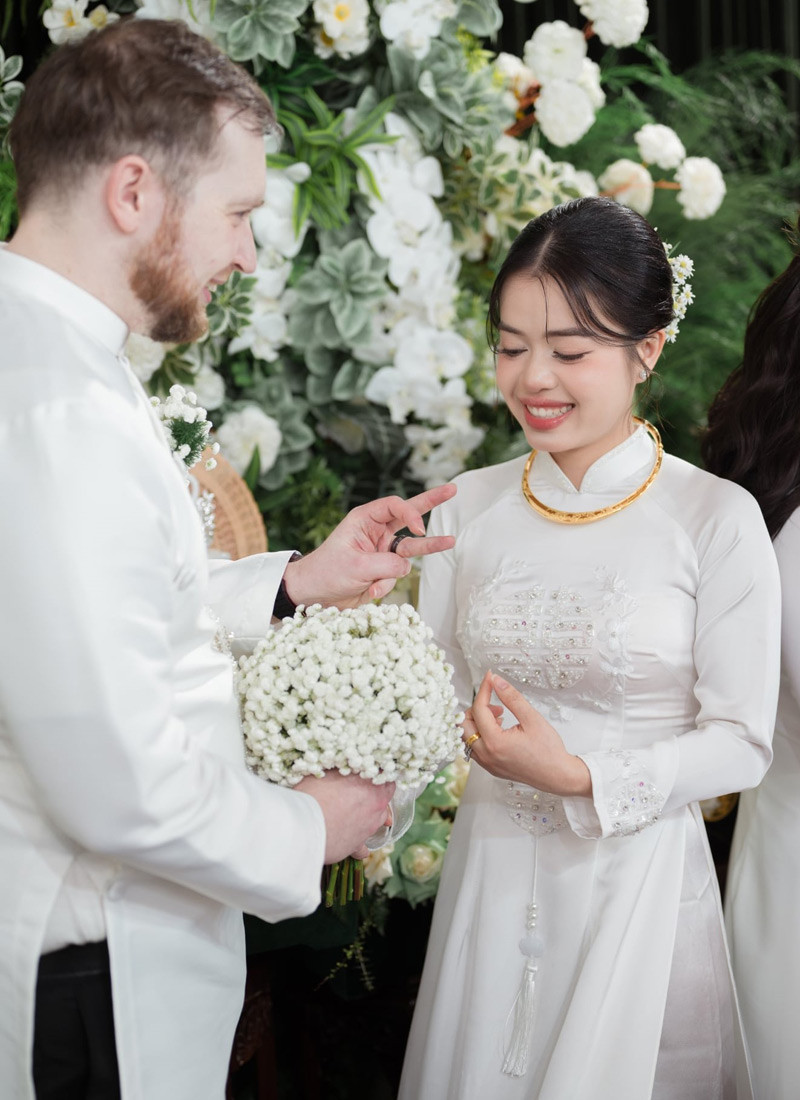 Đám cưới được tổ chức theo nghi thức truyền thống. Đám cưới được tổ chức theo nghi thức truyền thống.