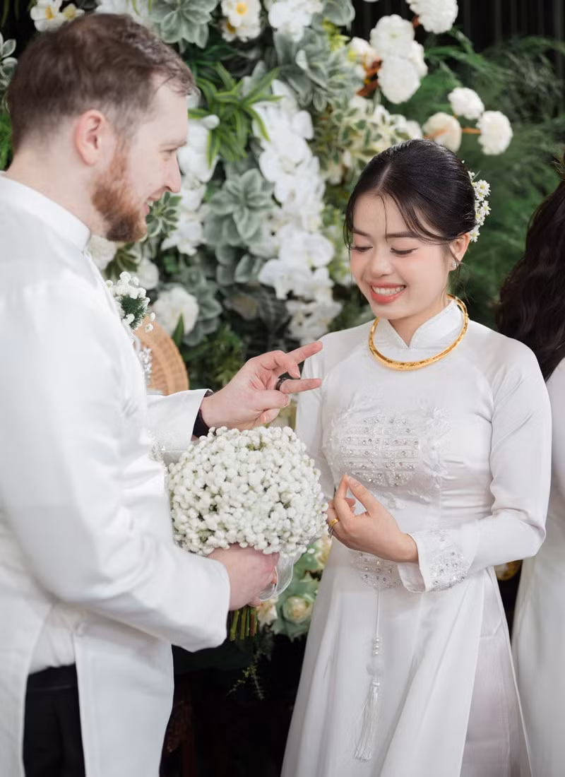 Đám cưới được tổ chức theo nghi thức truyền thống.