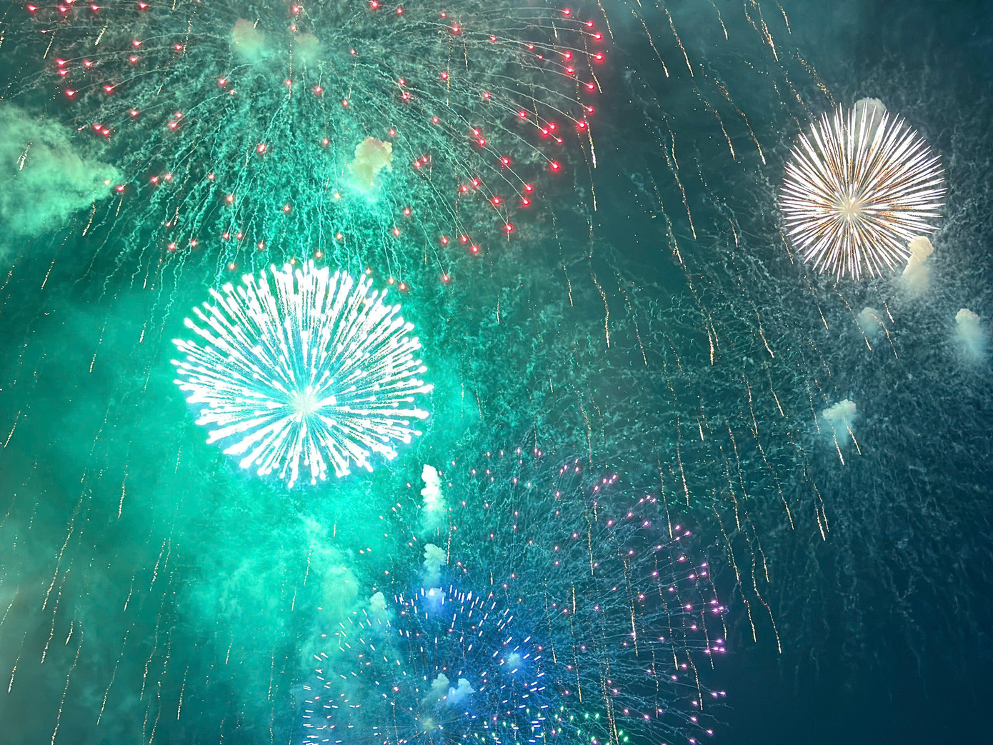 Nức lòng 'đại tiệc' pháo hoa mừng 50 năm thống nhất đất nước ảnh 44