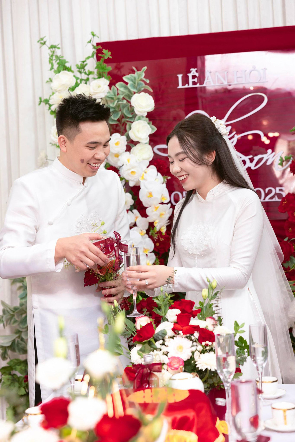 Cặp đôi kết hôn sau 4 năm yêu. Cặp đôi kết hôn sau 4 năm yêu.