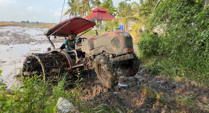 Máy cày của Như bị lún vào vũng lầy. Máy cày của Như bị lún vào vũng lầy.