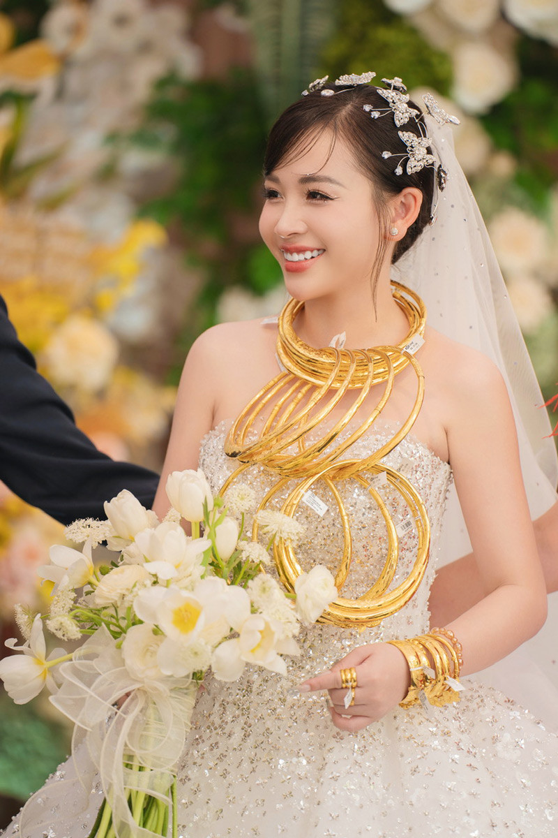 Cô dâu rạng rỡ trong ngày vui.