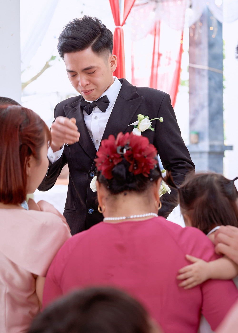 Chú rể không kìm được nước mắt trong ngày cưới. Chú rể không kìm được nước mắt trong ngày cưới.