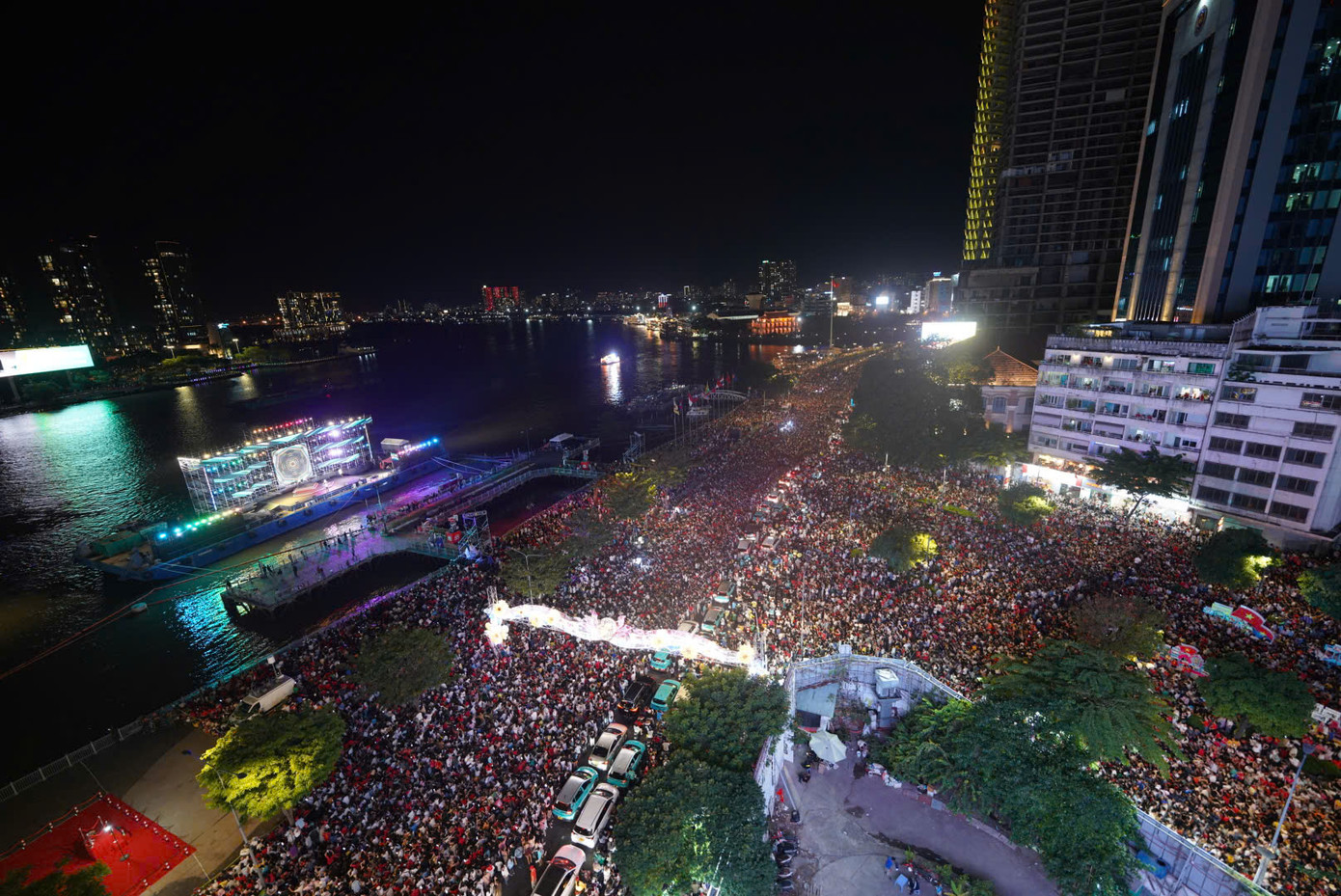 Khu vực trên sông Sài Gòn, nhiều chương trình nghệ thuật chào mừng đại lễ 30/4 phục vụ người dân và du khách.