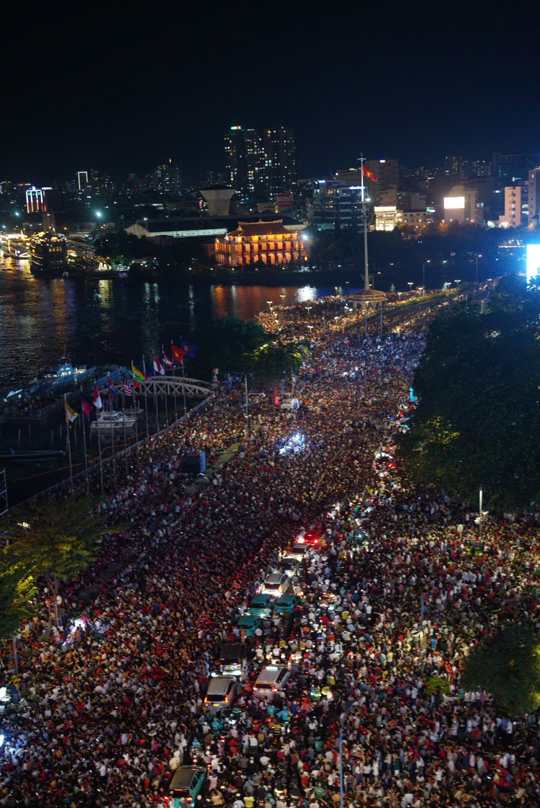 Khu vực Bến Bạch Đằng không còn một chỗ trống, dòng xe ken đặc. Ảnh: Phạm Nguyễn