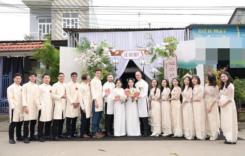 Hai chị em tổ chức đám cưới cùng ngày. Hai chị em tổ chức đám cưới cùng ngày.